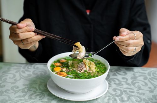 Chủ quán tiết lộ chất lượng một bát phở trước hết nằm ở nguyên liệu. Gia đình bà Huyền lựa chọn gà dựa trên nhiều tiêu chí như giống gà, chất lượng thức ăn và sự ổn định của nguồn cung. "Thịt gà phải mềm nhưng vẫn có độ giòn tự nhiên, không bở cũng không quá dai. Muốn giữ chất lượng ổn định thì phải chọn nguồn nguyên liệu rất kỹ", bà nói. Để đảm bảo chất lượng đầu vào, bà đã duy trì mối quan hệ với các nhà cung cấp quen thuộc suốt hơn 30 năm.