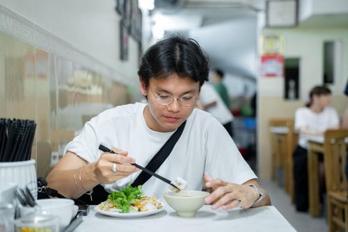 Trong khi đó, tại một quán bánh cuốn trên phố Hàng Gà, Masahiro Nakamura, du khách đến từ London (Anh) tìm đến địa chỉ này thông qua công cụ tìm kiếm trực tuyến. Dù từng thưởng thức bánh cuốn tại các nhà hàng Việt Nam ở Anh, anh nhận xét hương vị bánh cuốn nhân thịt lợn và tôm tại Hà Nội khác biệt rõ rệt. "Bánh cuốn ở London chỉ giống một phiên bản mô phỏng. Còn đây là hương vị thực sự", anh nói.