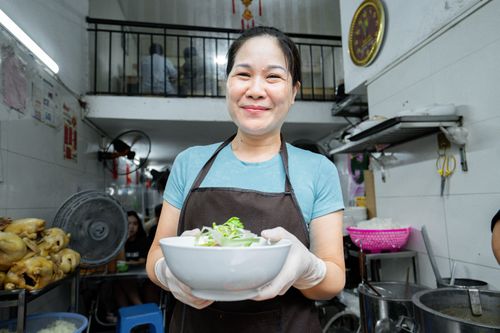 Chủ quán Bùi Thu Hà, 58 tuổi, khá bất ngờ khi biết cơ sở của mình được Michelin Guide vinh danh. Trước đó, dù nhận được cuộc gọi và email từ ban tổ chức, bà vẫn nghĩ đó là thư quảng cáo hoặc lừa đảo nên không chú ý. "Đến lúc biết thì lễ trao giải đã xong rồi. Tôi khá tiếc vì không tham dự được", bà nói. Quán phở của bà Hà hoạt động khoảng 19 năm nay. Từ một hàng ăn nhỏ trên vỉa hè, quán dần trở thành địa chỉ quen thuộc của nhiều thực khách trong và ngoài nước. Những năm đầu quán chỉ bán phở nước, sau đó mở rộng thực đơn để đáp ứng nhu cầu của thực khách, với mức giá 50.000-80.000 đồng/bát.