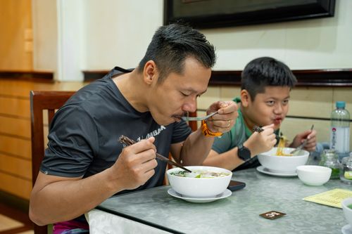 Công việc mỗi ngày tại quán bắt đầu từ khoảng 4h30, khi gà được sơ chế, luộc và chuẩn bị phục vụ khách. Trong khi đó, nước dùng được ninh liên tục khoảng 30 tiếng. Ngay cả các nguyên liệu phụ như bánh phở, quẩy, hành hay nước mắm cũng được lựa chọn theo tiêu chí riêng. "Nhiều người nghĩ chỉ cần nguyên liệu tốt là đủ, nhưng thực tế từng công đoạn đều quan trọng, từ lọc xương, chuẩn bị thịt đến cách trình bày bát phở", chủ quán nói.