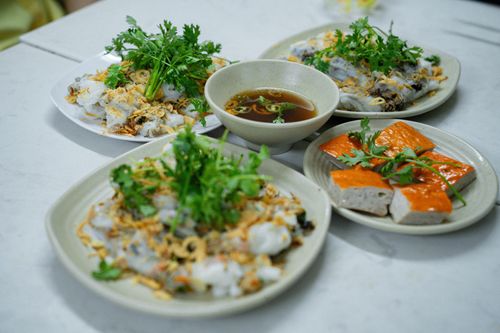 Quán phục vụ 3 loại nhân: thịt lợn, thịt gà và tôm tươi. Bánh tráng nóng tại chỗ, được nhiều khách đánh giá đều tay, mỏng nhưng không bị rách. Một phần bánh cuốn nhân thịt lợn có giá 45.000 đồng và nhân thịt gà giá 50.000 đồng, đĩa bánh nhân tôm tươi đắt nhất với giá 65.000 đồng. Khách có thể gọi thêm các món chả ăn kèm, với chả quế, giò lụa, chả cốm đều có giá 10.000 đồng một miếng.