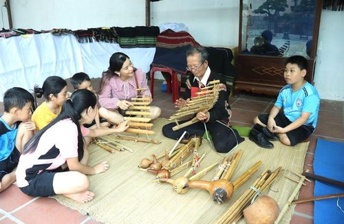 Nghệ nhân giới thiệu về nhạc cụ dân tộc tại Khánh Hòa