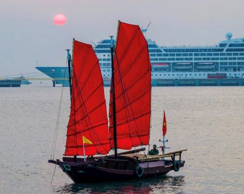 Thuyền buồm đỏ ba vách tại vịnh Hạ Long