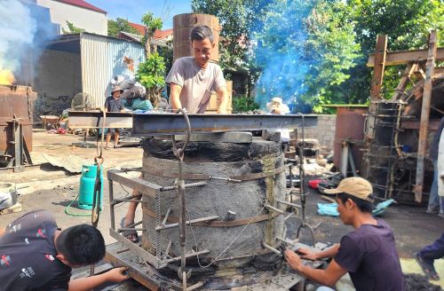 Các nghệ nhân làng nghề đúc đồng Trà Đông chuẩn bị khuôn đúc và nguyên liệu phục vụ quá trình chế tác các hiện vật