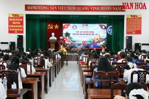 Toàn cảnh chương trình "Tiếp lửa truyền thống, vững bền tình hữu nghị Việt Nam - Lào"