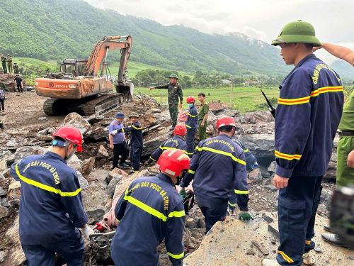 Các lực lượng tham gia cứu nạn, cứu hộ tại nơi xảy ra vụ tai nạn. Ảnh: Công an Thanh Hóa