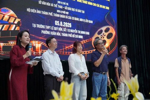 Các đạo diễn giao lưu cùng các bạn học sinh