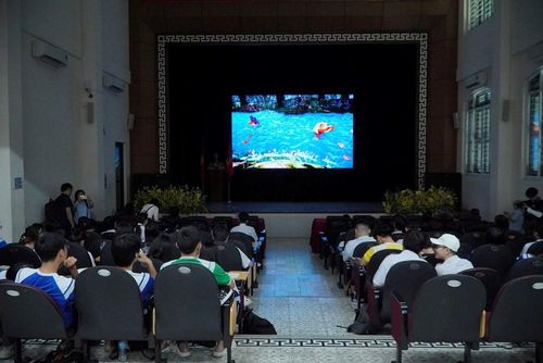 Các em học sinh thưởng thức phim ngắn tại trường