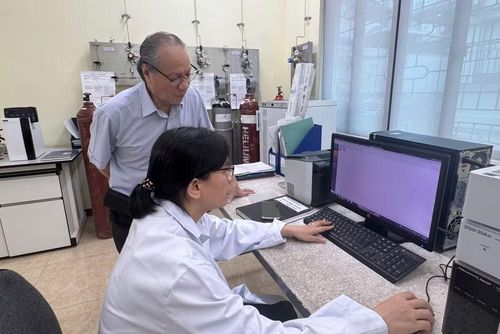 Giáo sư, Tiến sĩ Phạm Hùng Việt hướng dẫn cán bộ Phòng Thí nghiệm trọng điểm công nghệ phân tích mẫu chứa hợp chất PFAS bằng hệ thống sắc ký lỏng hiệu năng cao ghép nối khối phổ hai lần (HPLC-MS/MS).