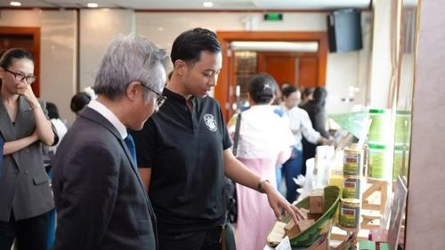 Đại biểu tham quan sản phẩm xanh trưng bày tại hội thảo.