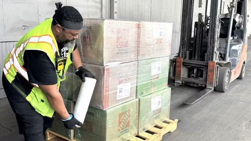 Một công nhân đóng gói hàng hóa tại khu cảng Baltimore, bang Maryland. Ảnh: TTXVN