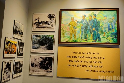 Không gian này cũng giới thiệu các nội dung về tư tưởng, đạo đức, phong cách Hồ Chí Minh và những hoạt động học tập, làm theo tấm gương của Người.