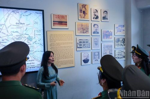 Các đoàn ôn lại những năm tháng người thanh niên Nguyễn Tất Thành từng sống, hoạt động cách mạng sôi nổi tại nơi đây trước khi bước lên con tàu tại Bến Nhà Rồng, khởi đầu hành trình tìm đường cứu nước.