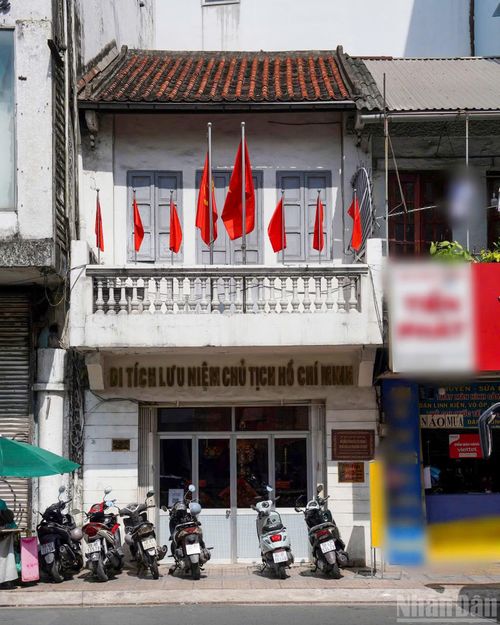 Sau hơn một thế kỷ, căn nhà số 5 Châu Văn Liêm vẫn được bảo tồn như một “địa chỉ đỏ” giữa lòng Thành phố Hồ Chí Minh, ghi dấu quãng thời gian Chủ tịch Hồ Chí Minh chuẩn bị cho quyết định lịch sử ra đi tìm đường cứu nước, mở ra hành trình tìm kiếm con đường giải phóng dân tộc.