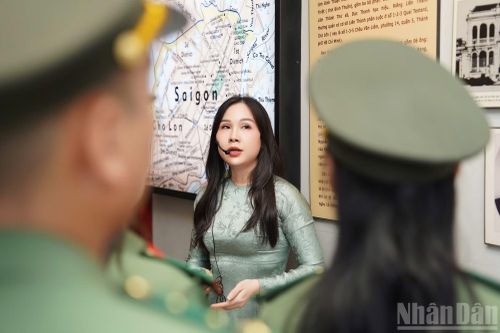 Các đoàn nghe giới thiệu về cuộc đời, sự nghiệp cách mạng của Chủ tịch Hồ Chí Minh và những năm tháng người thanh niên Nguyễn Tất Thành hoạt động tại căn nhà số 5 Châu Văn Liêm trước khi ra đi tìm đường cứu nước.