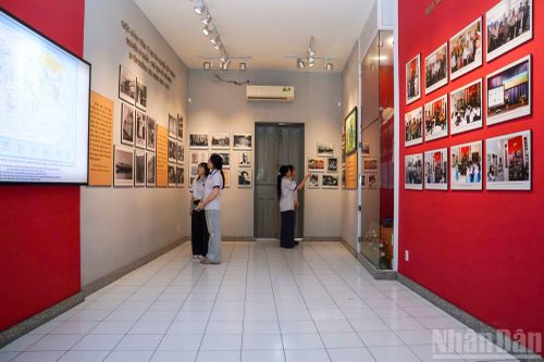 Những ngày này, đông đảo các đơn vị, người dân tại Thành phố Hồ Chí Minh tìm về căn nhà nhỏ tại số 5 Châu Văn Liêm, phường Chợ Lớn để dâng hương, tưởng niệm Bác Hồ.