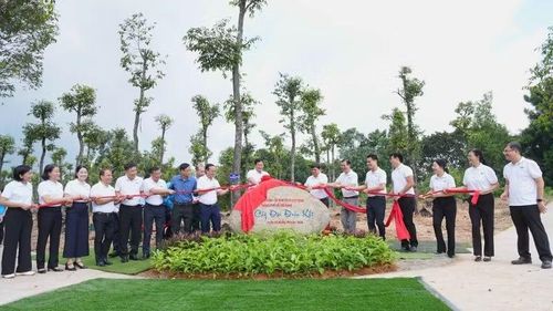 Các đại biểu tham gia trồng cây công trình “Vườn cây đại đoàn kết”.