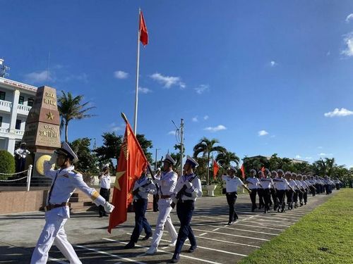 Lễ chào cờ trên đảo Song Tử Tây. Ảnh: NGỌC LÝ