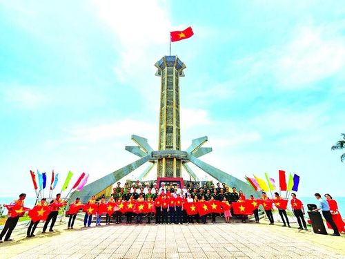 Ngày 19-3-2023, đoàn công tác Báo Người Lao Động và lãnh đạo tỉnh Quảng Trị đã đến viếng, đặt vòng hoa tưởng niệm tại Đài Tưởng niệm Liệt sĩ đặc khu Cồn Cỏ; đồng thời tặng cờ Tổ quốc, túi y tế, áo phao cứu sinh cho nhiều hộ dân sinh sống tại đây