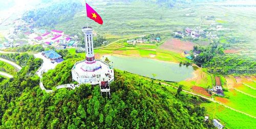 Ngày 16-10-2019, Báo Người Lao Động tổ chức lễ chào cờ tại Cột cờ Quốc gia Lũng Cú, tỉnh Tuyên Quang - điểm cực Bắc thiêng liêng của Tổ quốc. Chương trình đã trao tặng lá cờ có kích thước 54m2 tượng trưng 54 dân tộc anh em để treo trên Cột cờ Lũng Cú
