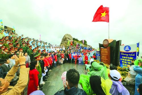 Sáng 1-1-2023, UBND tỉnh Phú Yên (nay là tỉnh Đắk Lắk) cùng Báo Người Lao Động tổ chức chào cờ đầu năm mới 2023 tại Mũi Điện - điểm cực Đông trên đất liền của Việt Nam và trao tặng 10.000 lá cờ cho ngư dân và Đoàn Thanh niên