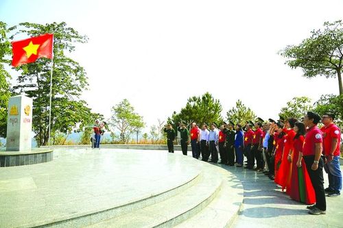 Lễ chào cờ được tổ chức sáng 15-3-2023, tại cột mốc ngã ba biên giới Việt Nam - Lào - Campuchia (xã Bờ Y, tỉnh Kon Tum). Tại đây, chương trình “Tự hào cờ Tổ quốc” cũng đã trao tặng 15.000 lá cờ Tổ quốc cho Đảng bộ, chính quyền và nhân dân tỉnh Kon Tum (nay là tỉnh Quảng Ngãi) để thực hiện các công trình “Đường cờ Tổ quốc”