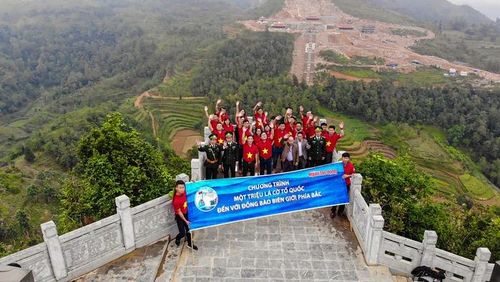 7 năm qua, tập thể Báo Người Lao Động thực hiện 575 sự kiện, đưa chương trình “Tự hào cờ Tổ quốc” đến mọi miền đất nước. Ảnh: HOÀNG TRIỀU