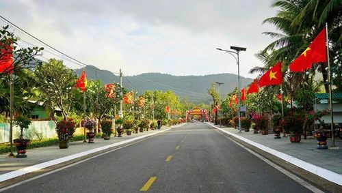 Những lá cờ đỏ sao vàng tung bay dọc tuyến đường Nguyễn An Ninh tạo nên hình ảnh đẹp, giàu ý nghĩa tại đặc khu Côn Đảo