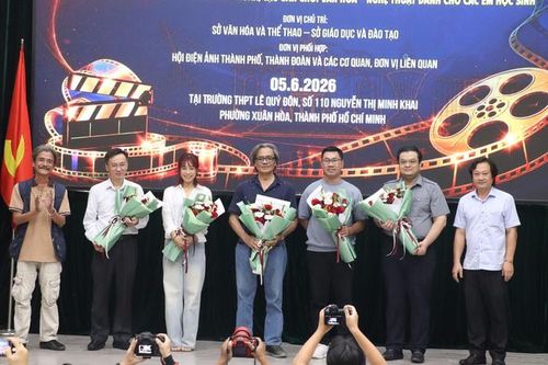 Các đạo diễn khách mời, đơn vị đồng hành, nhận hoa cảm ơn từ Ban Tổ chức