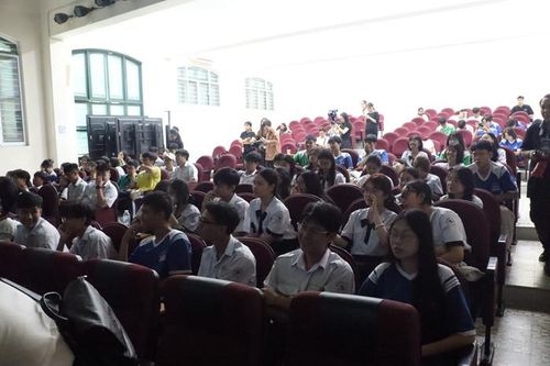 Các em học sinh tham dự chương trình