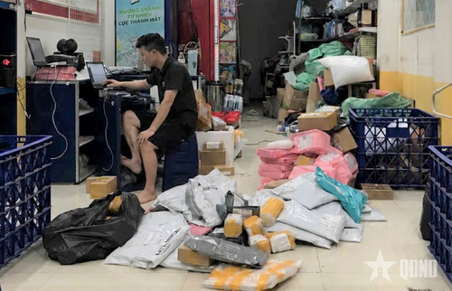 Nhân viên một đơn vị vận chuyển tiếp nhận, phân loại hàng hóa mua trên sàn thương mại điện tử trước khi giao (ảnh minh họa).