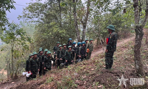 Đại úy Phạm Hồng Sơn, Đại đội trưởng Đại đội Công binh quán triệt nhiệm vụ trước khi thực hiện rà phá bom mìn phục vụ công tác tìm kiếm hài cốt liệt sĩ.