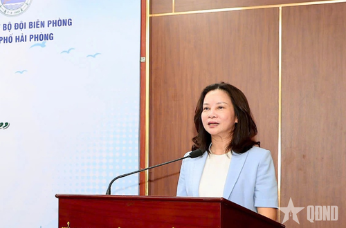 Đồng chí Trần Thu Hương, Chủ tịch Hội Liên hiệp Phụ nữ thành phố Hải Phòng phát biểu tại hội nghị. 