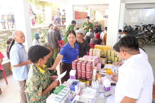 Người dân 2 xã La Dêê và La Êê vui mừng đến khám bệnh và nhận thuốc miễn phí.