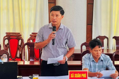 Đại diện UBND xã Xuân Phú báo cáo với đoàn công tác.