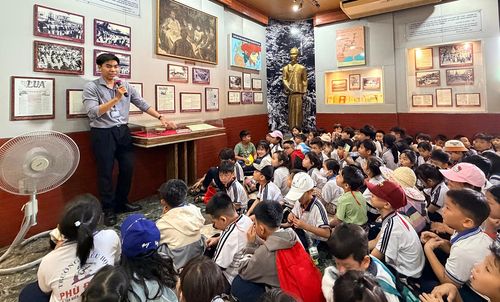  Học sinh tham quan, tìm hiểu tư liệu lịch sử tại Bảo tàng Hồ Chí Minh - chi nhánh TPHCM Ảnh: HOÀNG HÙNG 