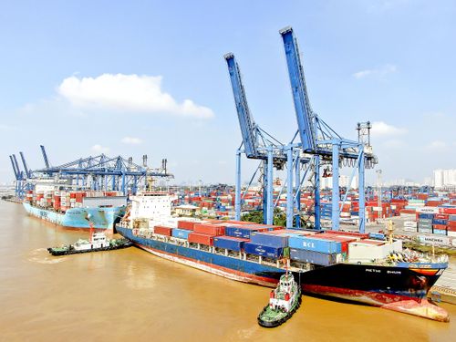 Hoạt động xuất nhập khẩu hàng hóa tại Cảng Cát Lái, phường Cát Lái, TPHCM. ẢNH: HOÀNG HÙNG