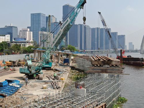 Công trường xây dựng cầu đi bộ qua sông Sài Gòn nhìn từ khu vực Bến Bạch Đằng. ẢNH: HOÀNG HÙNG