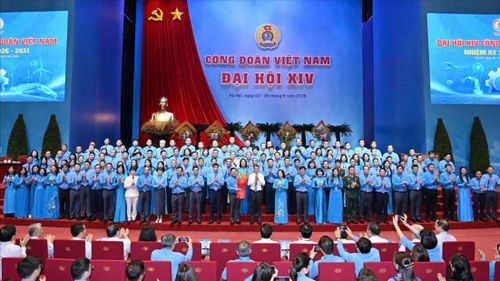  Thủ tướng Lê Minh Hưng tặng hoa cho Chủ tịch Tổng LĐLĐ Việt Nam Nguyễn Anh Tuấn và chúc mừng Ban Chấp hành Tổng LĐLĐ Việt Nam khóa XIV, sáng 5-6. Ảnh: QUANG PHÚC 