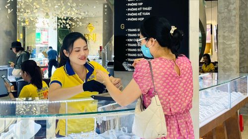 Chiều 5-6, giá vàng giảm thêm 2,2-3,6 triệu đồng/lượng