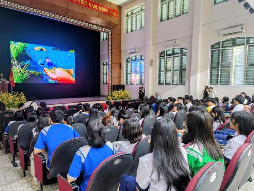  Các bạn học sinh xem và giao lưu tại buổi chiếu. Ảnh: VĂN TUẤN 