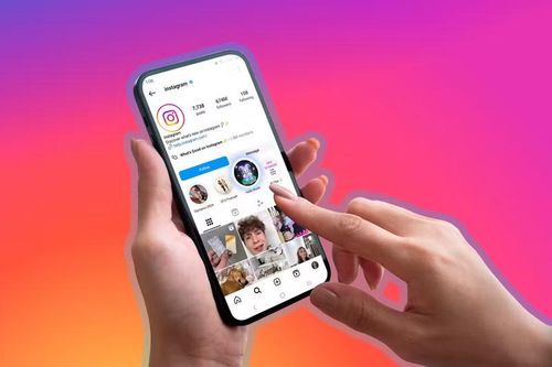 Bước đầu tiên được khuyến nghị là tắt tính năng tự động lưu ảnh và video từ các ứng dụng nhắn tin, mạng xã hội như WhatsApp, Telegram, Instagram hay TikTok, bởi những nền tảng này có thể âm thầm tải xuống và lưu trữ lượng lớn dữ liệu đa phương tiện mà người dùng không hề hay biết, đặc biệt trong các nhóm trò chuyện hoạt động liên tục với hàng trăm hình ảnh, video và tệp đính kèm được chia sẻ mỗi ngày.