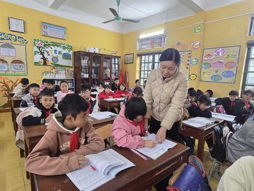 Cô giáo Nguyễn Thị Huyền lặng lẽ nâng đỡ từng bước tiến nhỏ của em Nguyễn Thùy Linh trên hành trình đến trường.