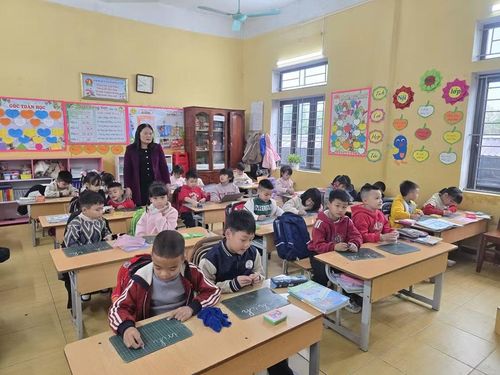 Cô giáo Hà Thị Thu Hường kiên nhẫn đồng hành cùng học sinh đặc biệt trong giờ học.