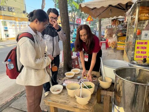 Sinh viên nhận phần ăn miễn phí sáng 5/6. Ảnh: Hà An.