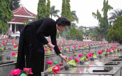 Phó Thủ tướng Phạm Thị Thanh Trà thắp hương tại Nghĩa trang Liệt sĩ phường Đăk Cấm.
