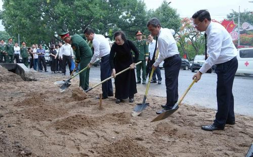 Phó Thủ tướng Phạm Thị Thanh Trà và các đại biểu động thổ khai quật.