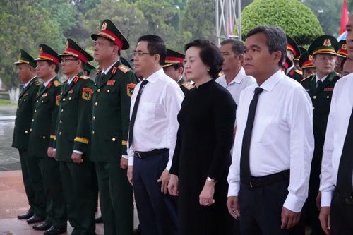 Các đại biểu tưởng niệm Anh hùng liệt sĩ tại Nghĩa trang Liệt sĩ phường Đăk Cấm.