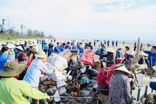Sau nhiều giờ làm việc liên tục dưới thời tiết nắng nóng, các đoàn viên, thanh niên đã thu gom được gần 2 tấn rác, góp phần trả lại cảnh quan sạch đẹp cho khu vực bãi biển Lộc Hà.