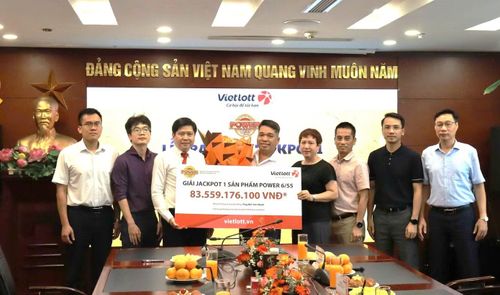 Anh Bùi Văn Mạnh nhận giải Vietlott hơn 83 tỷ đồng, không đeo mặt nạ như nhiều người chơi may mắn khác.